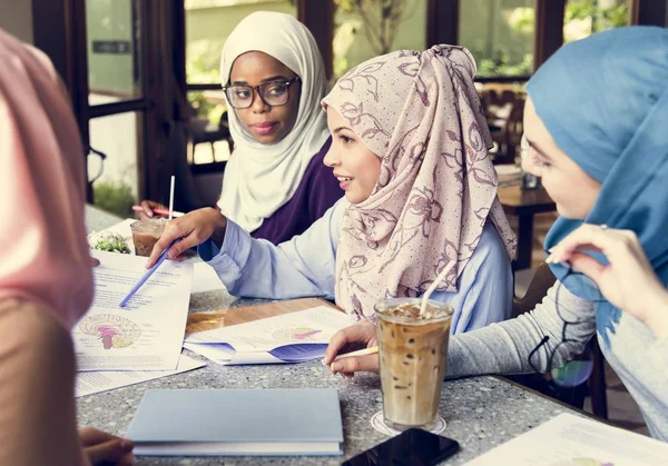Mujeres Islámicas Vistiendo Hijab Estudiando Con Libro Cafetería Con Vaso — Foto de Stock