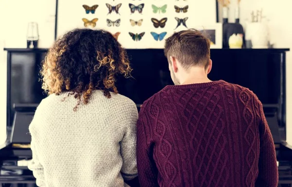 Couple Pratiquant Sur Piano Ensemble — Photo