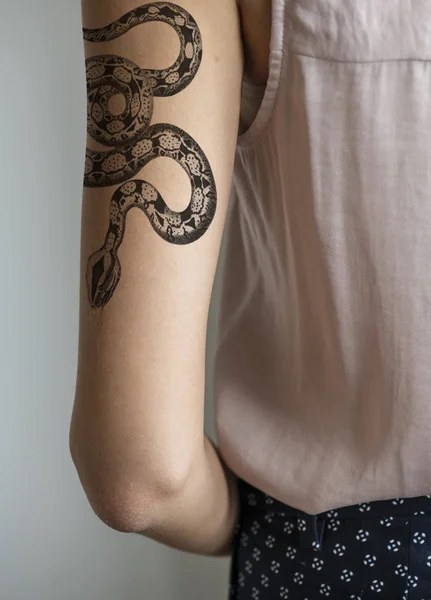 Primo Piano Del Tatuaggio Del Braccio Una Donna — Foto Stock