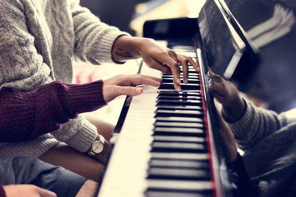 Pareja Praticing Piano Juntos — Foto de Stock