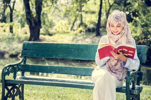 Wanita Islam Membaca Buku Taman — Stok Foto
