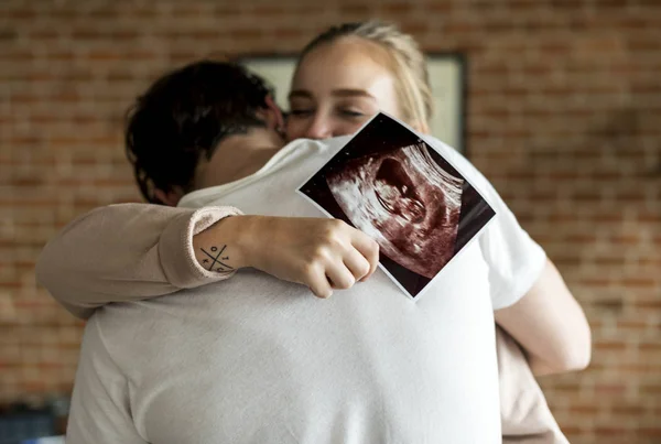 Casal Branco Com Foto Ultra Som Bebê — Fotografia de Stock