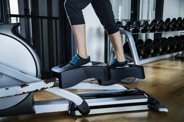 Spor salonunda çalışan kadın.