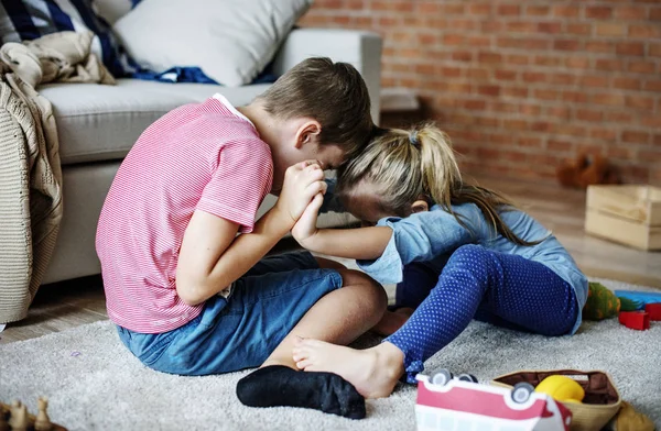 Geschwister Spielen Gemeinsam Hause — Stockfoto