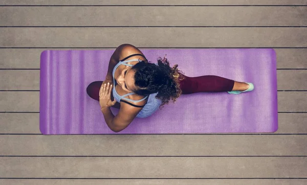Yoga Yaparken Sağlıklı Kadın — Stok fotoğraf