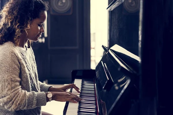 Женщина Играющая Пианино — стоковое фото