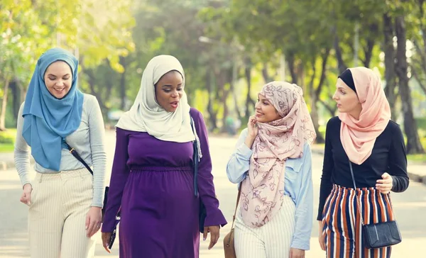 Grupp Islamiska Vänner Omfamna Och Leende Tillsammans — Stockfoto