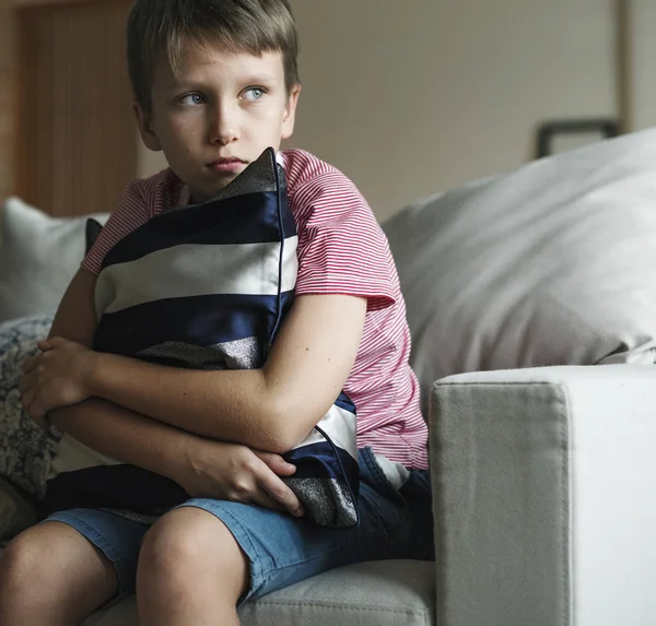 Gergin Duyguları Olan Beyaz Bir Çocuk — Stok fotoğraf