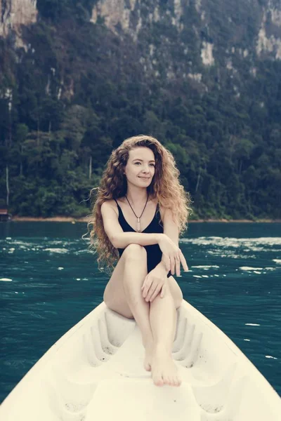 Kadın bir gölde Kano üzerinde rahatlatıcı