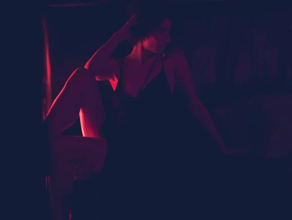 어두운 술집에서 여자의 초상화 — 스톡 사진
