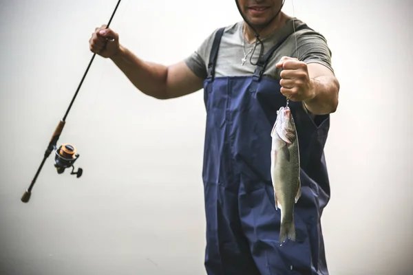 Человек Рыбачит Озера — стоковое фото