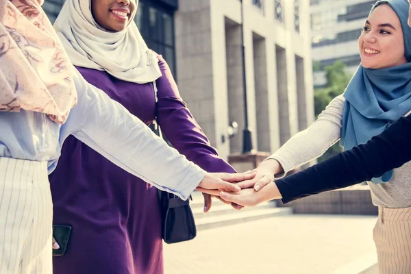 Mulheres Islâmicas Felizes Vestindo Hijab Mãos Dadas Conceito Equipe — Fotografia de Stock