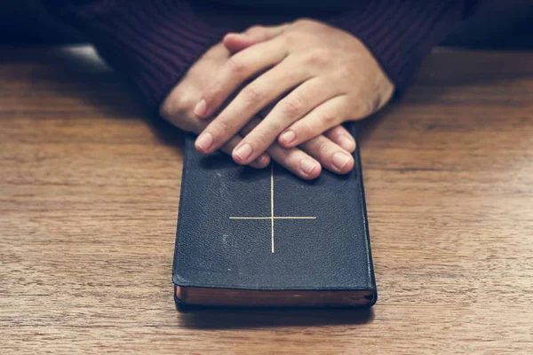 Händer Över Bibeln Träbord — Stockfoto