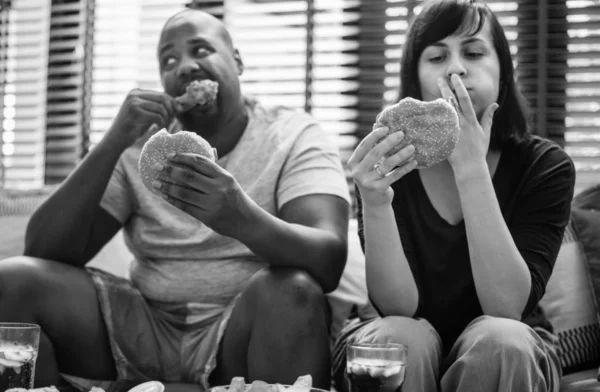 Paar Isst Fast Food Auf Der Couch — Stockfoto