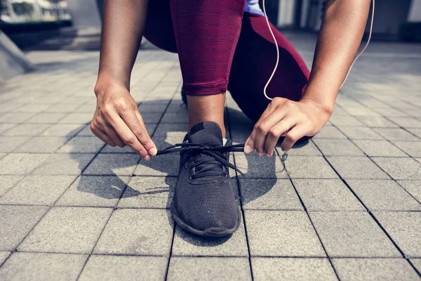 Sportief Persoon Controleren Schoenveters — Stockfoto