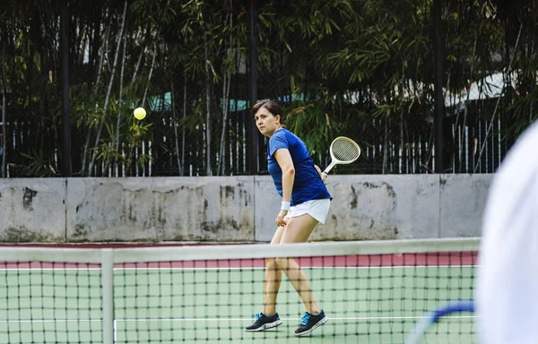 Γυναίκα Παίζει Μεγάλο Τένις Στο Γήπεδο — Φωτογραφία Αρχείου