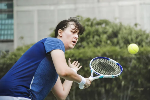 Mulher Jogando Grande Tênis Quadra — Fotografia de Stock