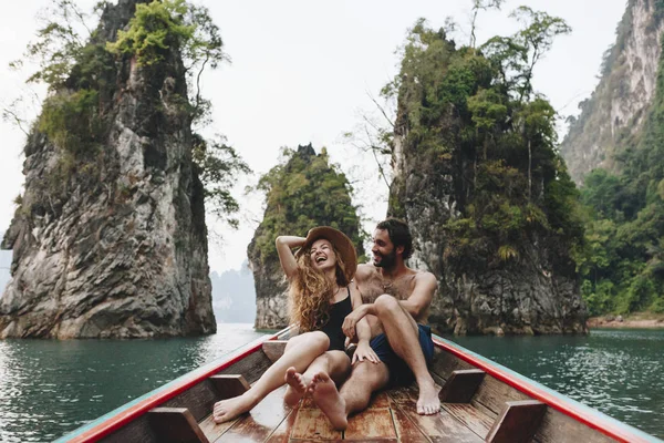 Paar Beim Bootfahren Auf Einem Ruhigen See — Stockfoto