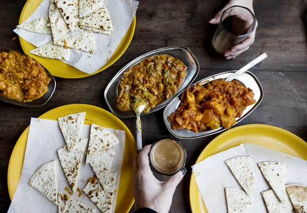 Pemandangan Udara Pasangan Menikmati Masakan Rajasthani — Stok Foto