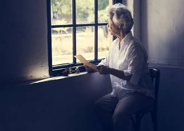Starší Asijské Žena Sedí Thoughful Staré Dopisy Svých Rukou — Stock fotografie