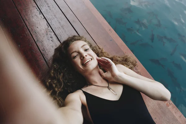 Kadın ahşap bir iskele üzerinde rahatlatıcı