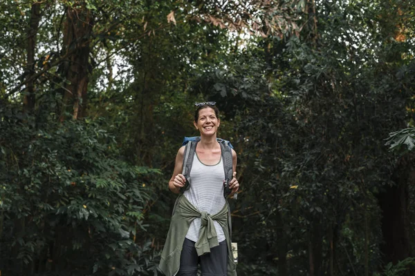 Alegre Mochilera Femenina Bosque — Foto de Stock