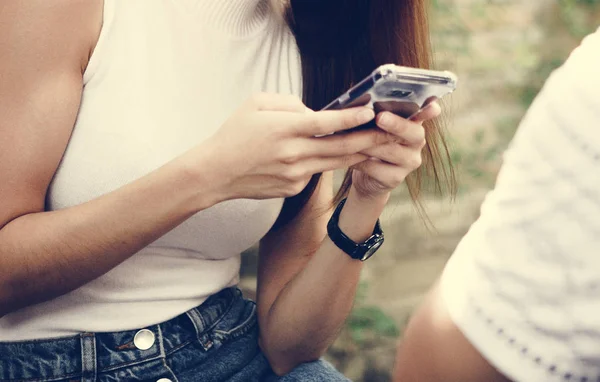 Ragazza Sms Sul Suo Smartphone — Foto Stock