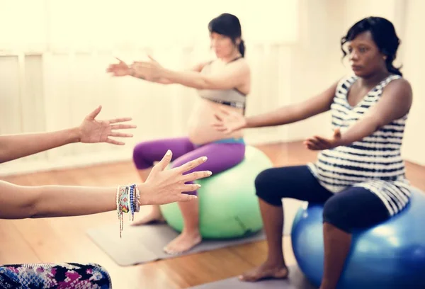 Mujeres Embarazadas Clase Yoga —  Fotos de Stock