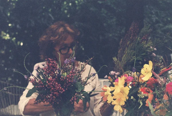 Mulher Organizando Decorando Flores — Fotografia de Stock
