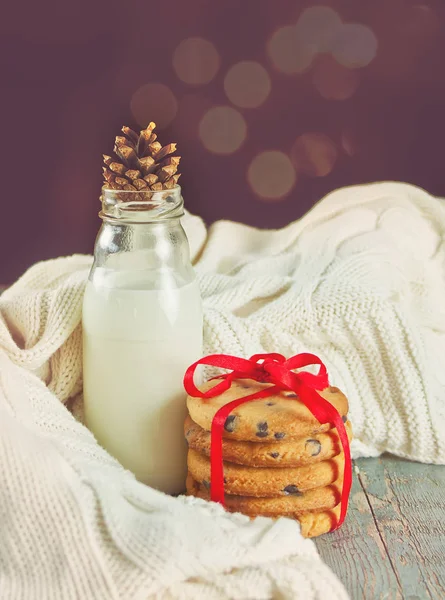 Biscotti Natale Con Latte Bottiglia Sul Tavolo Legno — Foto Stock