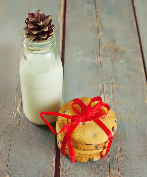 Biscoitos Natal Com Leite Garrafa Mesa Madeira — Fotografia de Stock