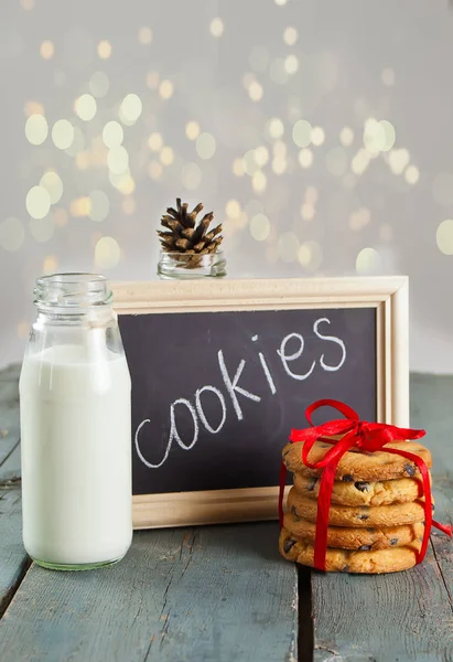 Biscoitos Natal Com Leite Garrafa Mesa Madeira Texto Cookies Placa — Fotografia de Stock