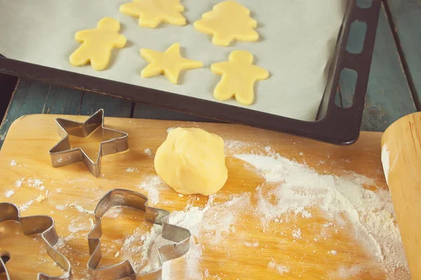 Ungebackene Plätzchen Und Ausstechformen Auf Dem Tisch — Stockfoto