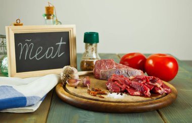 Ahşap masada çiğ et