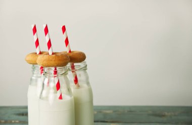 süt şişeleri ve ahşap masa üzerinde küçük Lokmalar