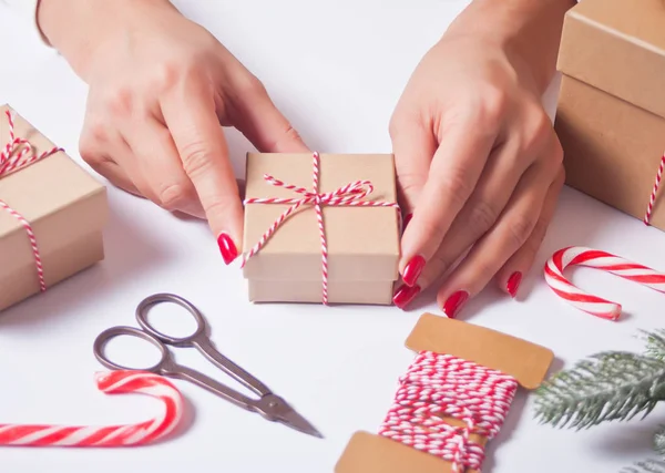 Decoración de regalo de Navidad. Concepto de decoración hecha a mano. Mujer envolviendo caja de regalo . — Foto de Stock
