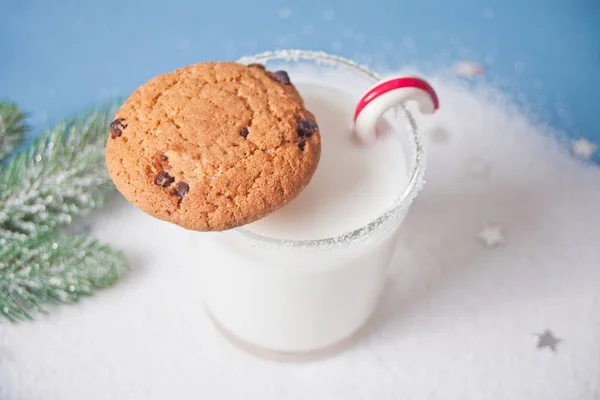 Copo de leite, biscoitos caseiros para Papai Noel no fundo branco — Fotografia de Stock