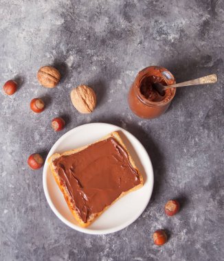 Beton zeminde çikolata kremalı tost.