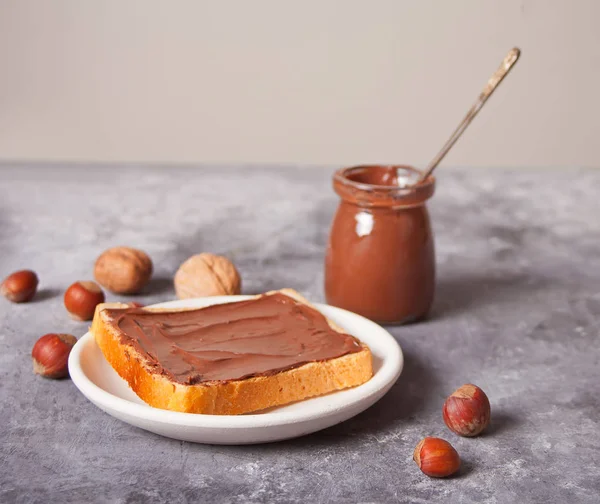 Хлебные тосты с шоколадным маслом на бетонном фоне — стоковое фото