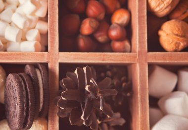 Marşmelov, kurabiye ve fındıklı Noel ağacı kutusu. Üst görünüm.