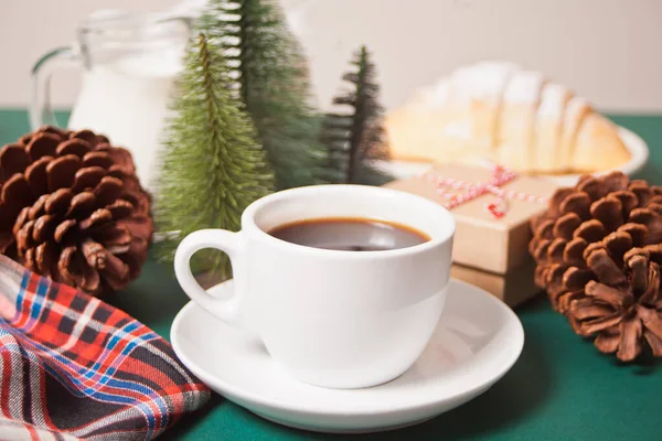 Filiżanka kawy, domowe bułki croissant i dekoracji świątecznej. — Zdjęcie stockowe