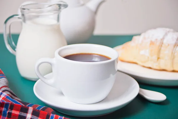 Taza de café, pan cruasán casero en el fondo verde — Foto de Stock