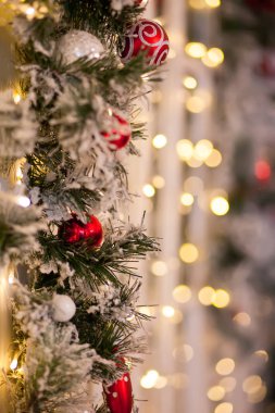 Arka planda bokeh ile süslenmiş Noel duvarı.