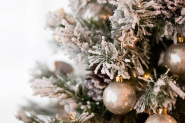 Işık arka planında süslenmiş Noel ağacı. Metin için alanı kopyala.