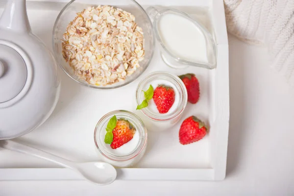 Dos porciones de yogur casero natural en un frasco de vidrio con fresa fresca y muesli cerca — Foto de Stock