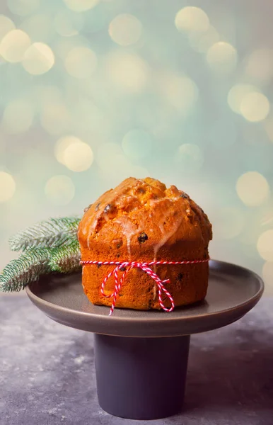 Panettone tradicional de pastel de Navidad con frutas y nueces con decoración navideña — Foto de Stock