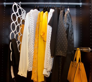 Askıda farklı renkte kıyafetler asılı.