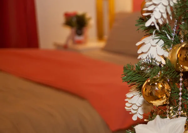 Arbre de Noël décoré à l'intérieur de la chambre . — Photo