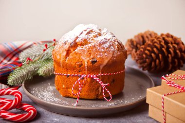 Geleneksel Noel pastası panettonuyla meyveli ve fındıklı Noel süslemesi