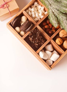 Marşmelov, kurabiye ve fındıklı Noel ağacı kutusu. Üst Manzara. Boşluğu kopyala